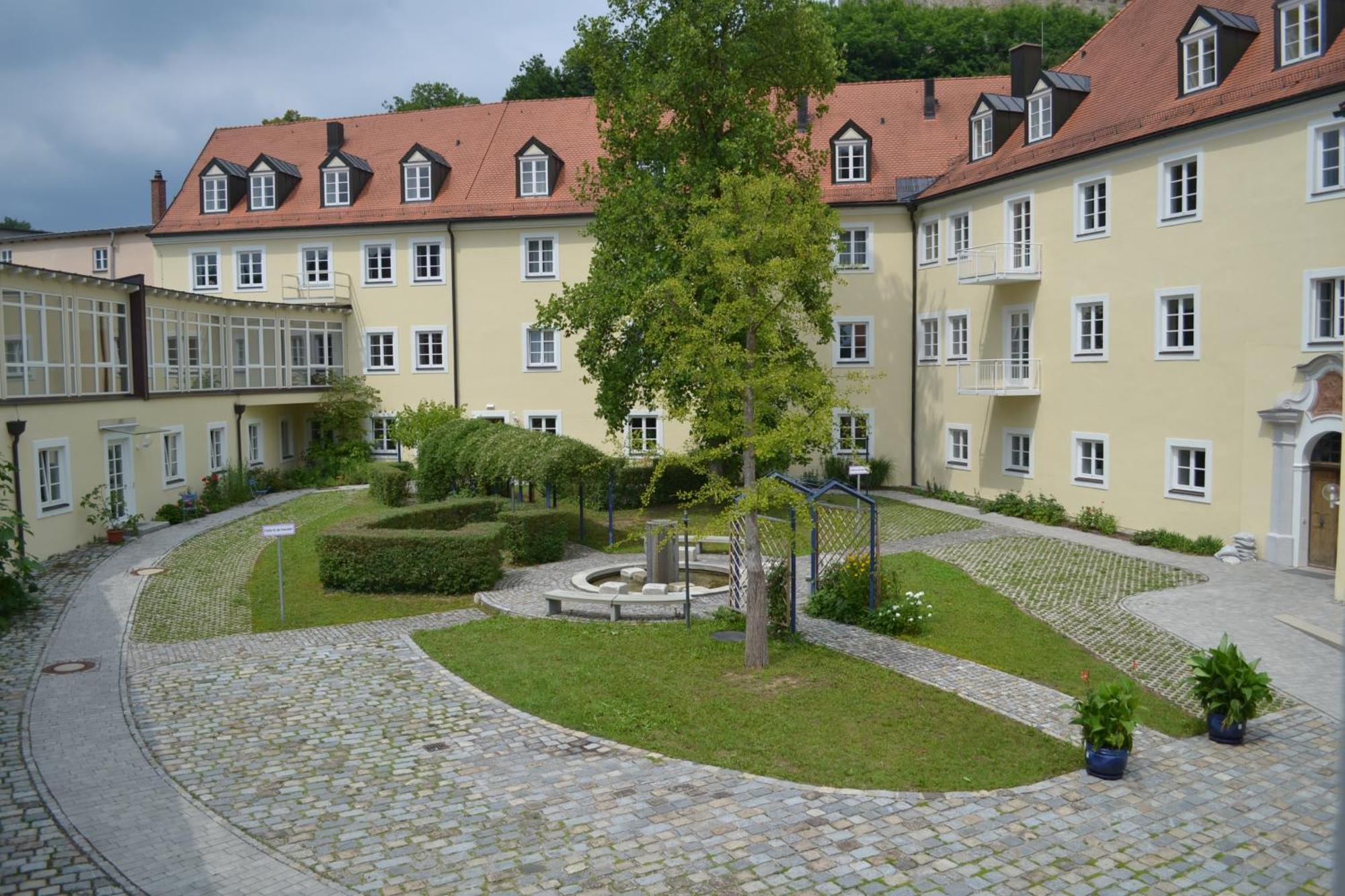 Haus Der Begegnung Heilig Geist Hotel Burghausen Exterior photo