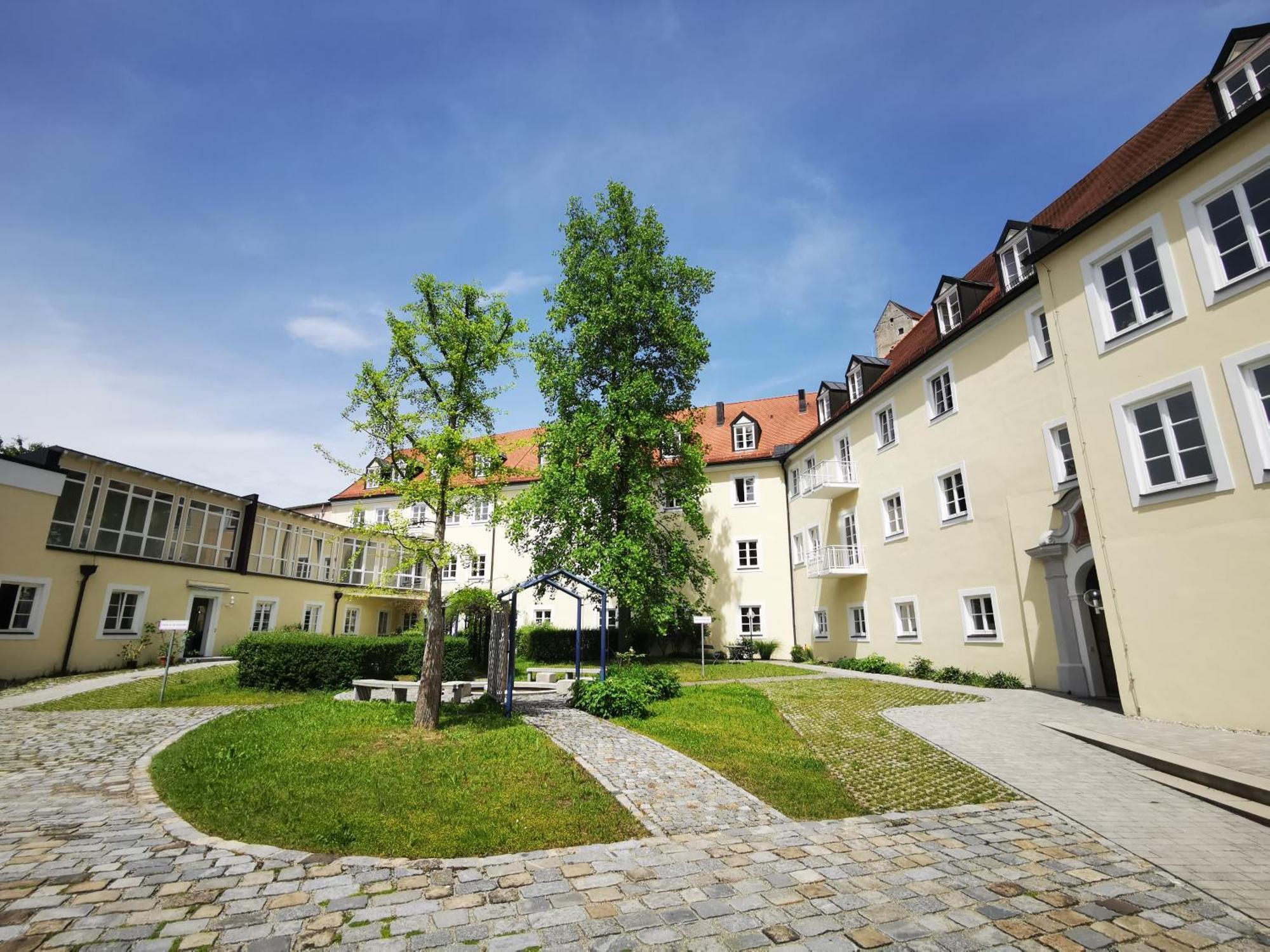 Haus Der Begegnung Heilig Geist Hotel Burghausen Exterior photo