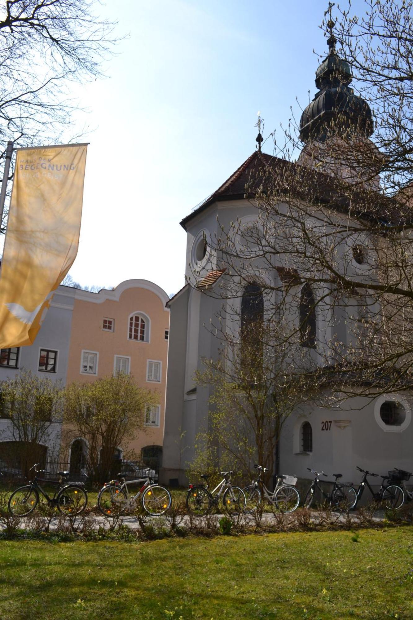 Haus Der Begegnung Heilig Geist Hotel Burghausen Exterior photo